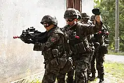 Soldados eslovenos treinando CQB.