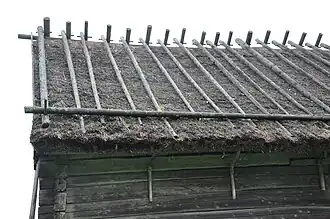 Fixação suplementar com paus em tesoura.