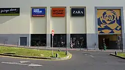 Entrada lateral, pela rua José António de Freitas Gonçalves.