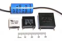 Sunbbers RC, um circuito RC simples com um pequeno resistor (R) em série com um capacitor de filme pequeno (C) em um gabinete comum