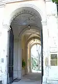Entrada da sede da Sociedade Geográfica Italiana, em Roma, Villa Celimontana, Palazzetto Mattei.