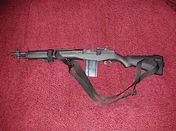 Bandoleira de três pontos em um fuzil Springfield Armory M1A SOCOM 16.