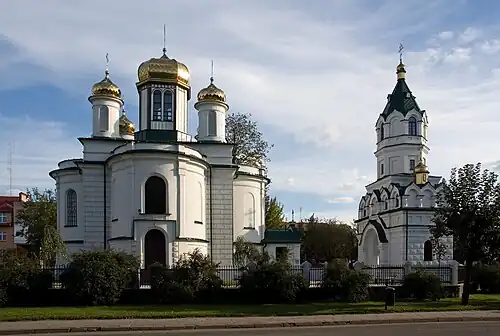 Igreja ortodoxa de Santo Alexandre Nevsky de 1853; à direita, a torre do sino do portão foi reconstruída em 2010–2013