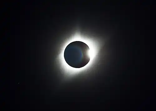 O efeito do anel de diamante como totalidade termina durante o eclipse solar total de 21 de agosto de 2017, no centro de Wyoming. A coloração do arco-íris é um reflexo de lente e não um fenômeno natural