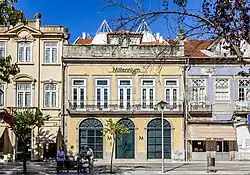 Solar dos Machados, também conhecido como Palacete do Barão de Joane, por lá ter residido António Luís Machado Guimarães (1820-82), Barão de Joane, pai de Bernardino Machado (1851-1944), 3.º e 8.º Presidente da República, que também lá residiu na sua juventude. Foi construído no século XIX, e recebeu a visita de Camilo Castelo Branco (1825-90).[28] Está localizado em Vila Nova de Famalicão e, atualmente, acolhe uma delegação bancária do Millennium BCP.