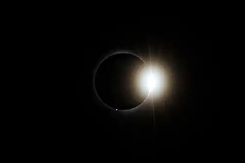 Efeito de anel de diamante pós-totalidade visível durante o eclipse solar total de 8 de abril de 2024, em Montreal, Quebec, visto de Lower Field na Universidade McGill.
