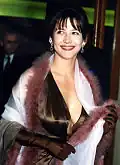 Atriz Sophie Marceau usando luvas de noite, 1996.
