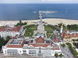 Sopot vista aérea do lado sudeste. Vista de Skwer Kuracyjny. Visíveis: píer, Hotel Sheraton, Casa Kuracyjny, Usina Balneológica e farol
