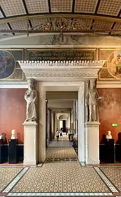 Cariátides neoclássicas da parede sul da Sala dos Nióbidas, Neues Museum, Berlim, por Friedrich August Stüler, 1845-1850[13]