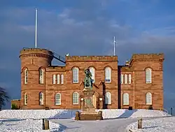 O Castelo de Inverness no inverno, com a estátua de Flora MacDonald em primeiro plano