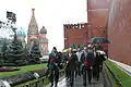 Antes do lançamento, a tripulação participa de cerimônia oficial na muralha do Kremlin, na Praça Vermelha, em Moscou.