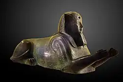 Esfinge do Faraó Apries da Vigésima Sexta Dinastia do Egito, da coleção do Conde Caylus, agora no Louvre.