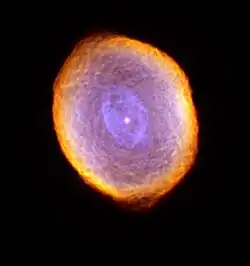 A Nebulosa Espirógrafo, morfologia esferoidal. Três cores são diferenciadas, correspondentes a nitrogênio ionizado, hidrogênio, e oxigênio ionizado, de fora para dentro.