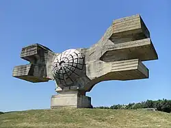 Monumento à Revolução do povo de Moslavina (1967) desenhado por Dušan Džamonja em Podgarić