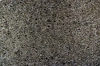 Fotografia macro da porosidade em uma esponja de limpeza sintética