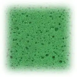 Um close-up dos poros de uma esponja sintética