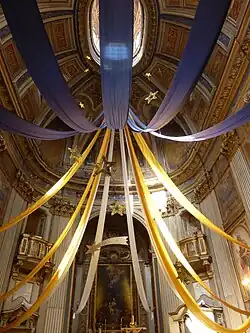 Vista do teto com o oratório decorado.