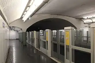 Plataforma La Défense, no lado da capela.