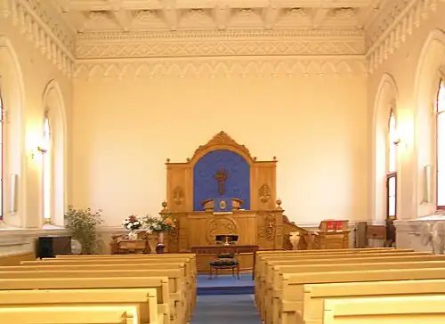 Interior e o púlpito central no lugar do altar-mor