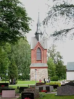 Cemitério com o campanário ao fundo