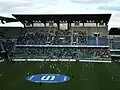 Tribuna Rennes, com espaço dos torcedores visitantes na parte direita da imagem.