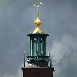 A torre principal com as três coroas com 2,2 m de diâmetro cada uma