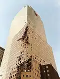 Um dos edifícios do WFC altamente danificados no dia 11 de Setembro de 2001