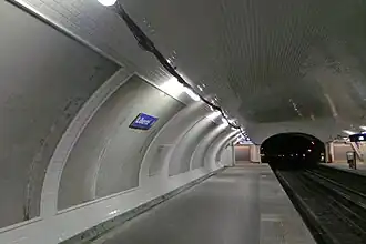 Parede da estação em junho de 2013.