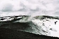 Cume fumegante do vulcão