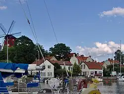 O porto de Strängnäs com o moinho ao fundo