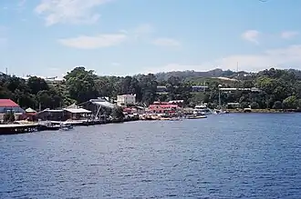 Vista de Strahan do meio da Baía de Macquarie