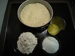 Massa mole, farinha, açúcar e manteiga derretida.