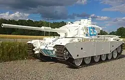 O Stridsvagn 81 foi exibido como porteiro ao longo da estrada fora do museu.