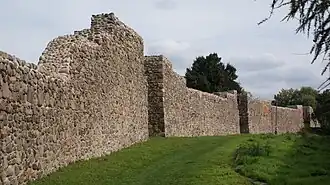 Muralhas defensivas com 36 torres do século XIII