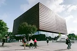 Casa dos Estudantes, com biblioteca, locais de estudo, locais de reuniões e pontos de serviço