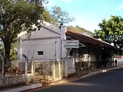 A antiga estação ferroviária da Cia. Mogiana hoje é a subprefeitura do distrito