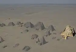 Pirâmide Beg. nº11 comparada às pirâmides próximas