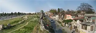 Vista do bairro de Sulukule e das Muralhas de Teodósio