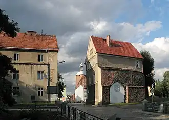 Portão de Żagań — Museu da Terra de Szprotava com a igreja ao fundo