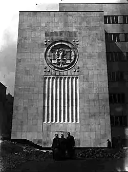 Águia de Szukalski no prédio de escritórios para deficientes, em Katowice, 1938-1939 (o baixo-relevo foi destruído durante a Segunda Guerra Mundial)