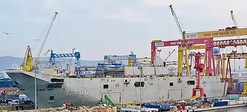 Navio de assalto anfíbio TCG Anadolu (L-400) (porta-aviões LHD e V/STOL) no Estaleiro Sedef, em Istambul.