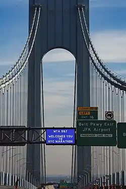 O luminoso dando as boas-vindas à Maratona na ponte Verazzano em 2021