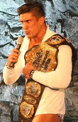 Ethan Carter III com o terceiro design de cinturão do título (2011–2017).