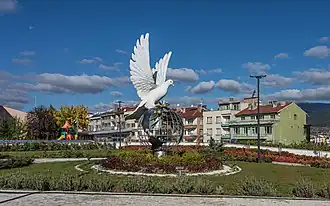 Estátua da Pomba da Paz no centro da cidade de Bolu