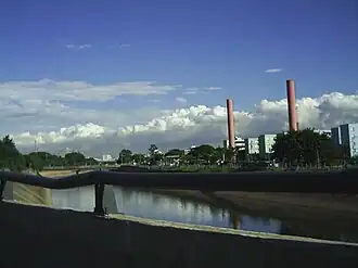 O rio visto da Via Professor Simão Faiguenboim, em sua foz no Rio Tietê. Percebe-se a calha do rio, a qual abrange apenas o seu término