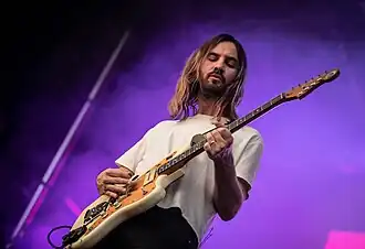 Kevin Parker se apresentando com oTame em Minneapolis em 2019
