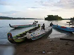 Vista das embarcações táxi em Apatou