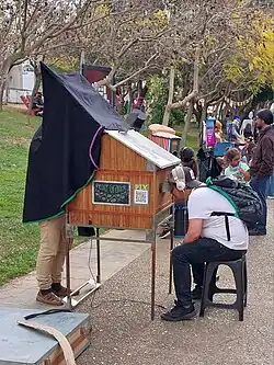 Teatro Lambe Lambe no antigo centro cultural da prisão de Valparaíso durante o oitavo Festival Lambe Lambe em Valparaíso