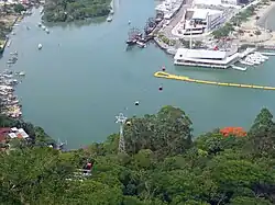 Teleférico ao longe sobre o Rio Camboriú.