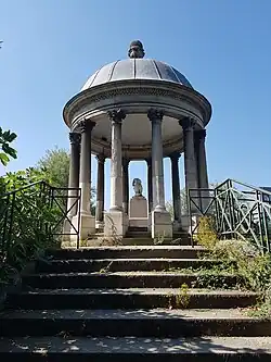 O templo no lado norte.